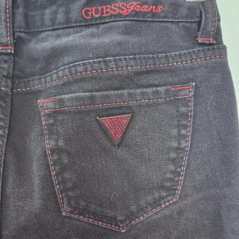 게스진(GUESS JEANS) 세미 부츠컷 레드 포인트 흑청 데님팬츠