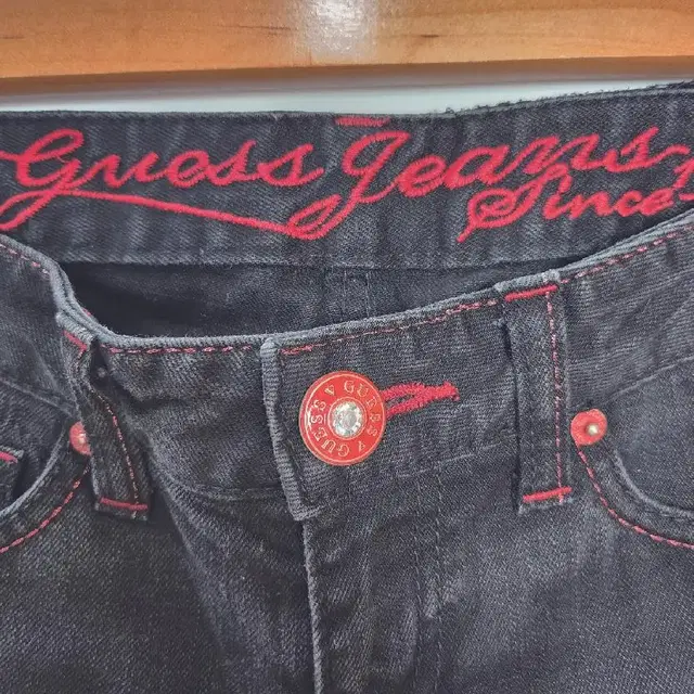 게스진(GUESS JEANS) 세미 부츠컷 레드 포인트 흑청 데님팬츠