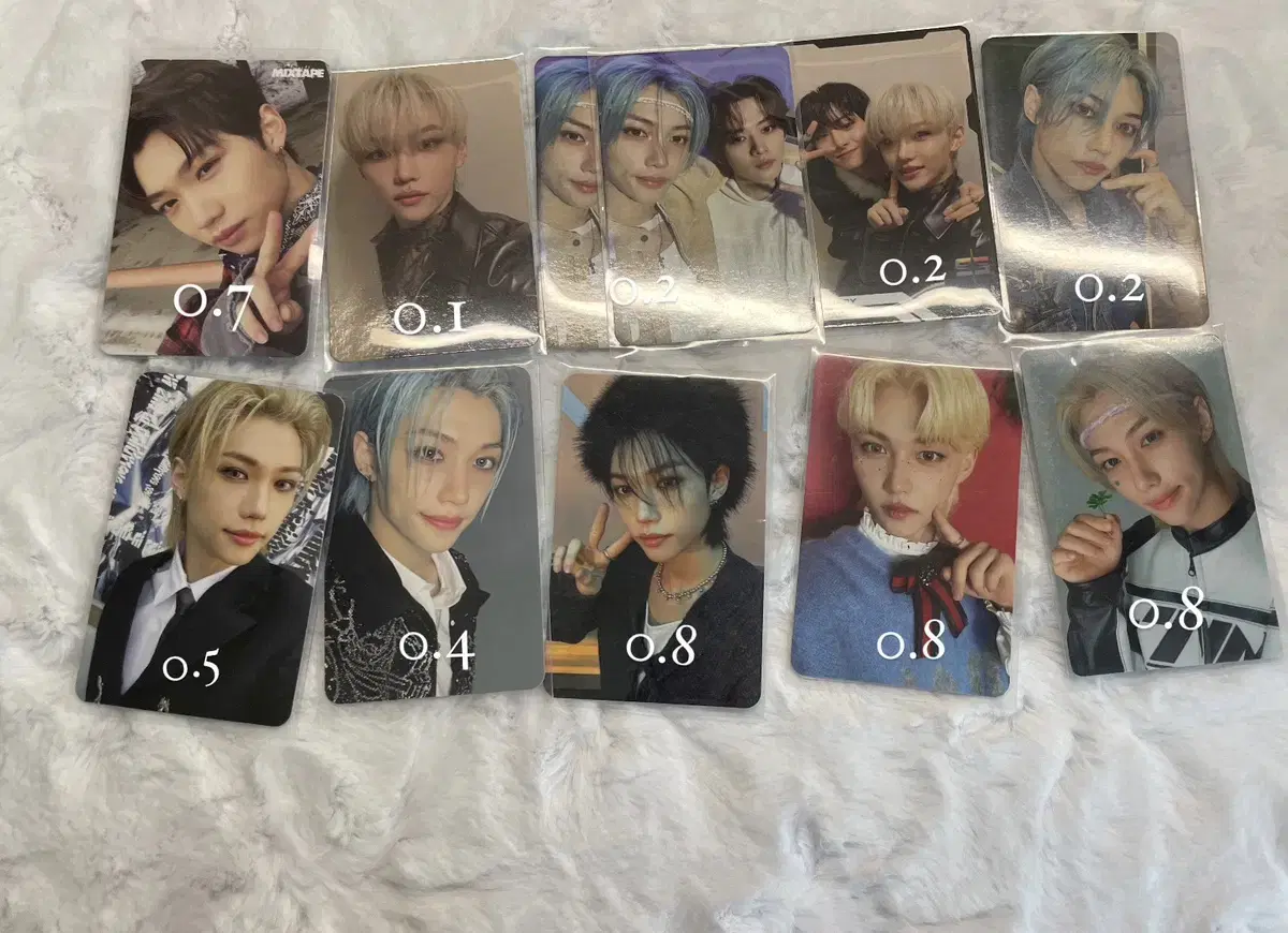 Felix Yongbok Yongbok sells Alpo album photocards