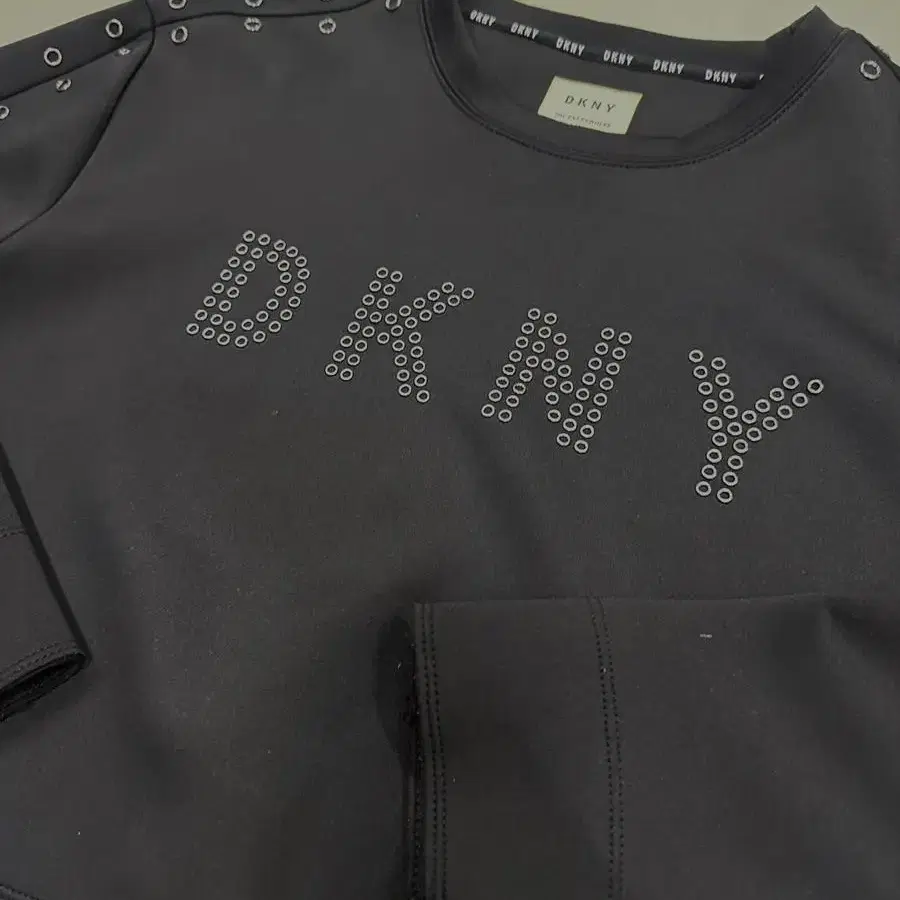 DKNY 여성티셔츠