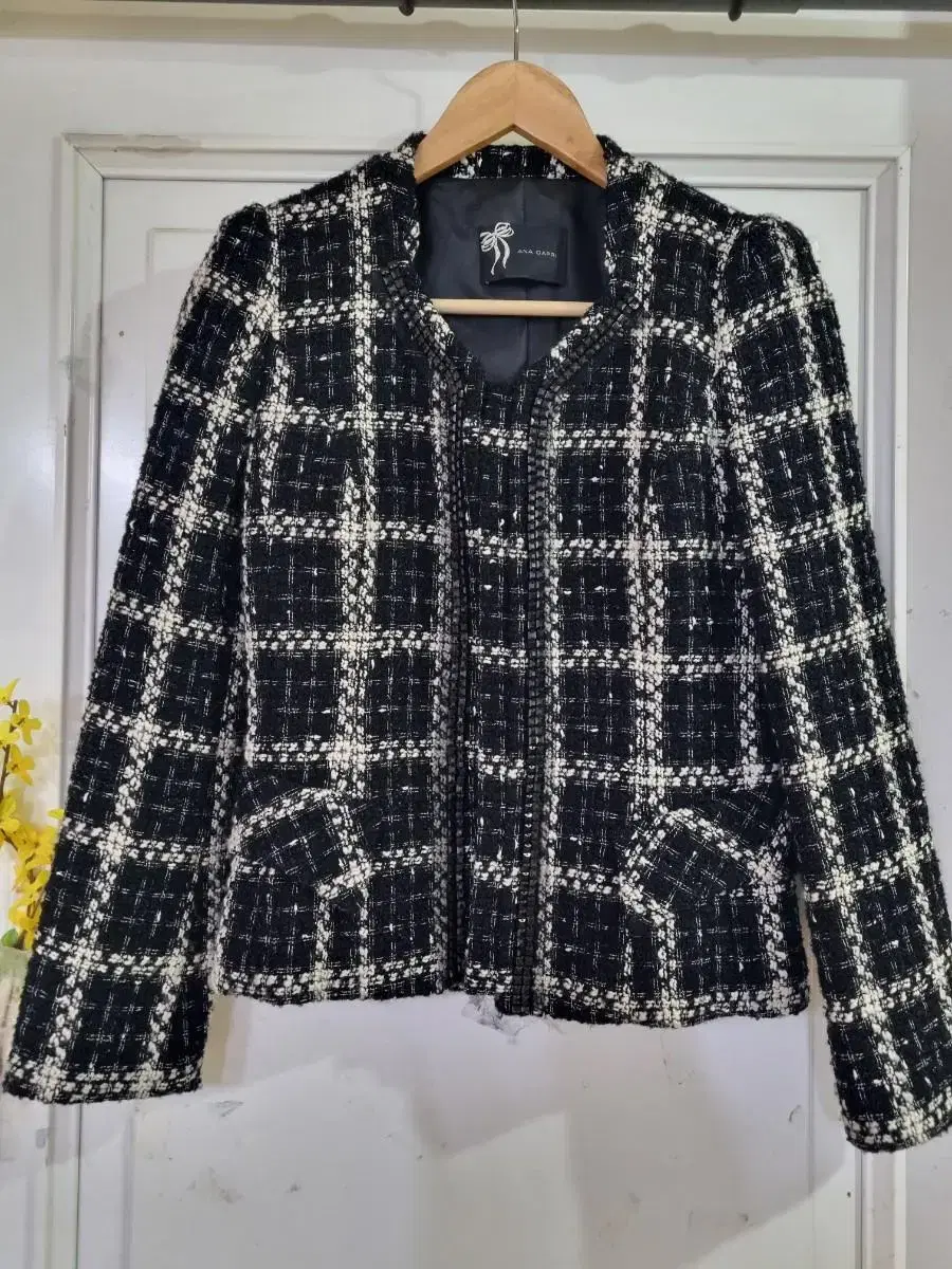 High quality Bom. Gaeul. Tweed jacket. It's clean. Chest 43