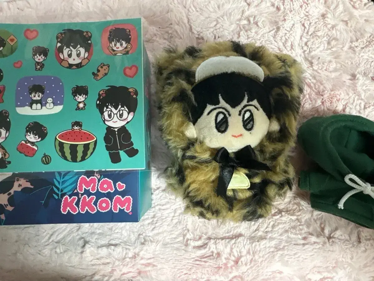 Makom sells doll (including hoodies)