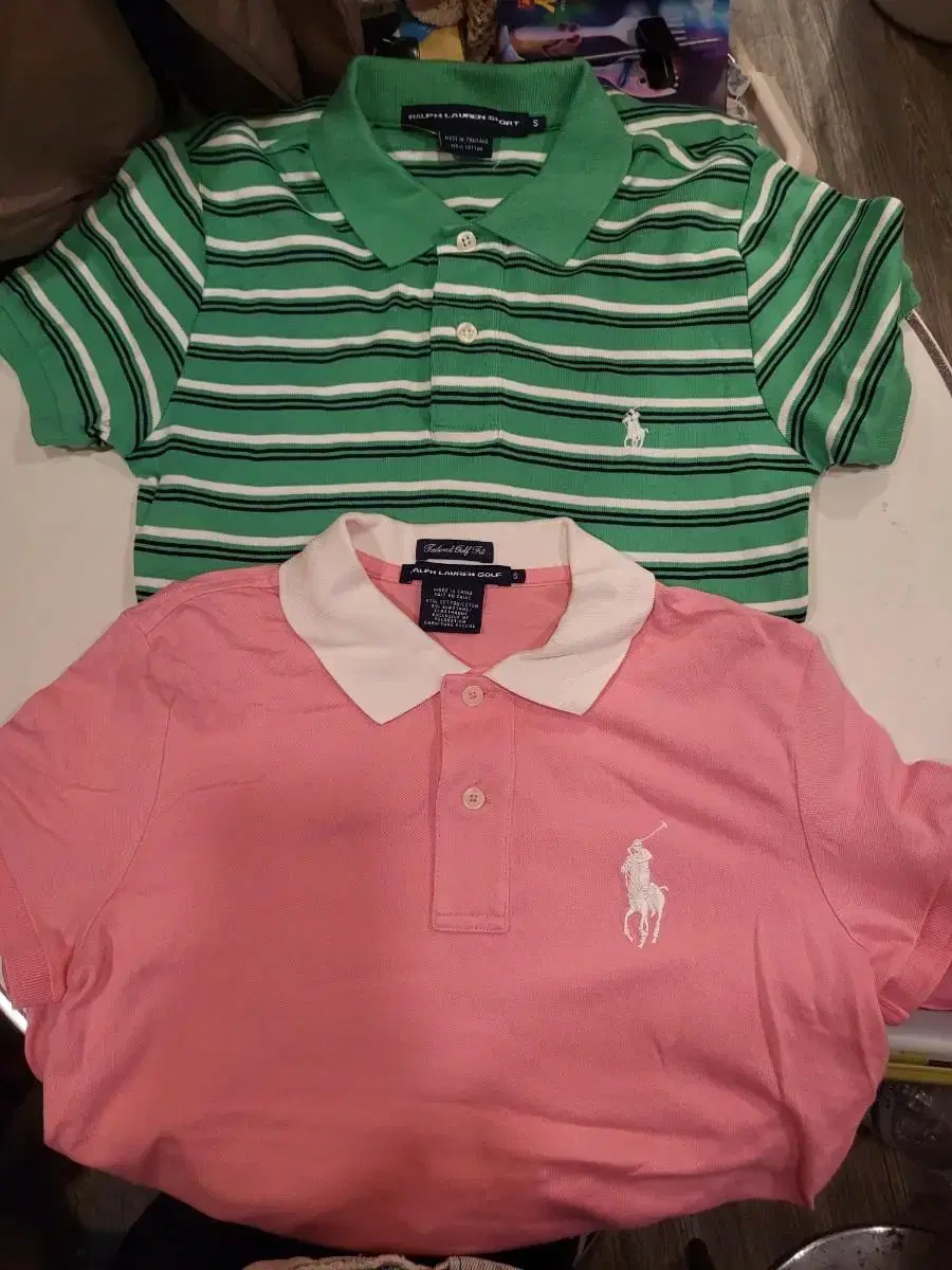 (4-1) Two S-size polo shirts