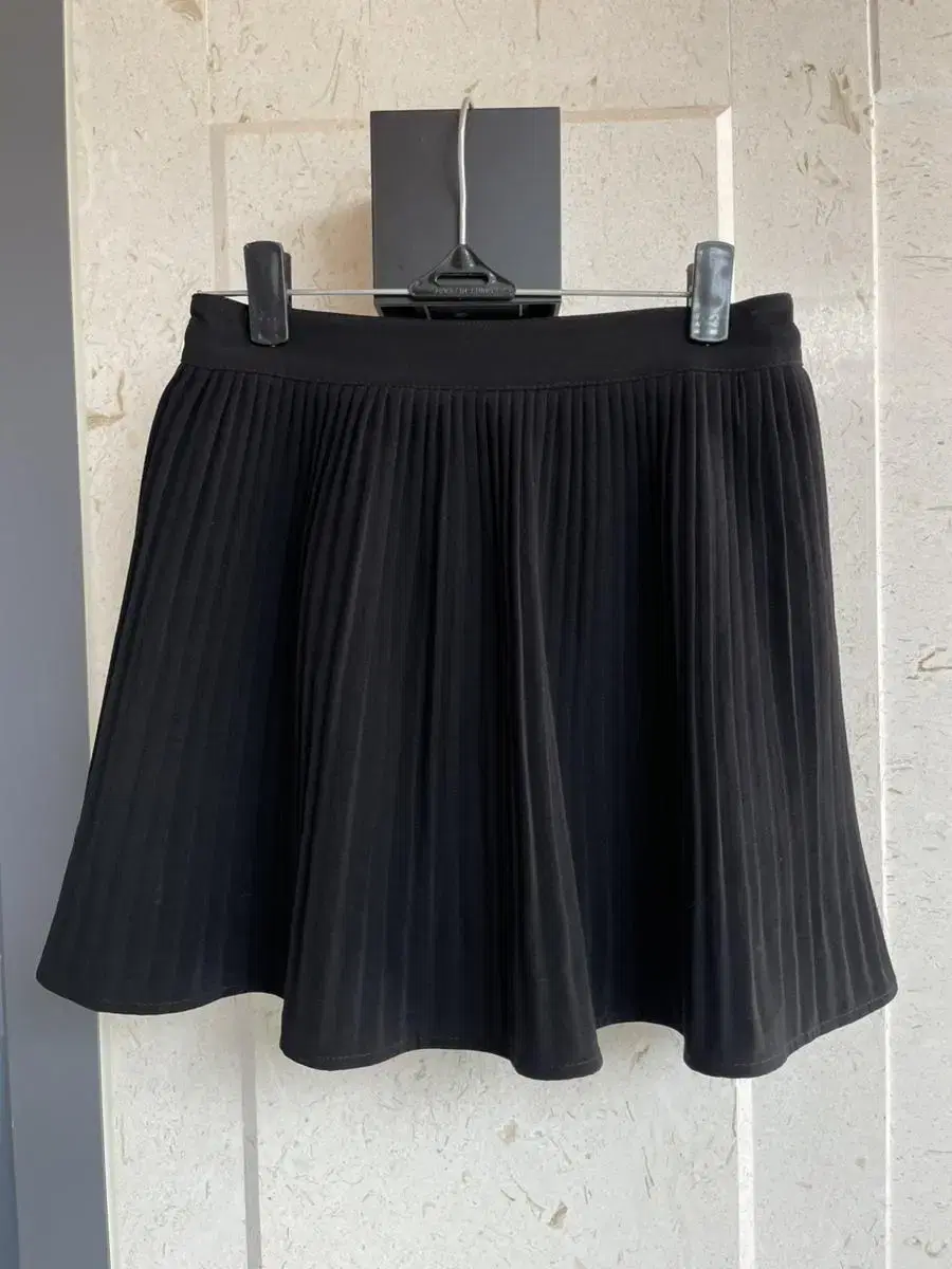 pleated skirt