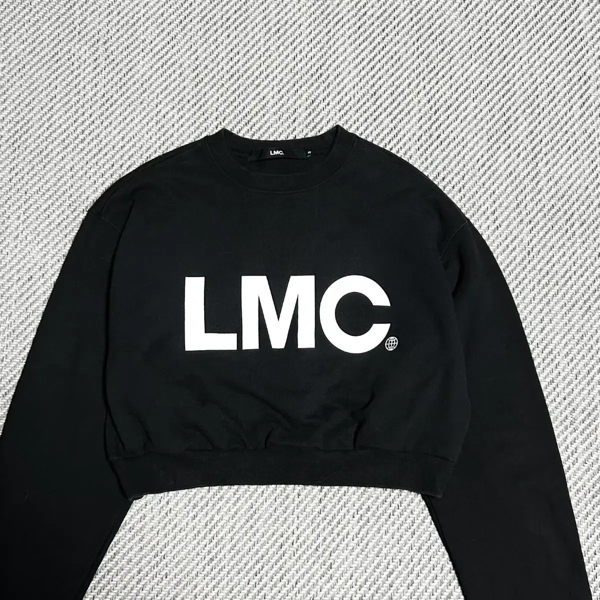 [ S ] LMC 엘엠씨 크롭 블랙 라운드 맨투맨