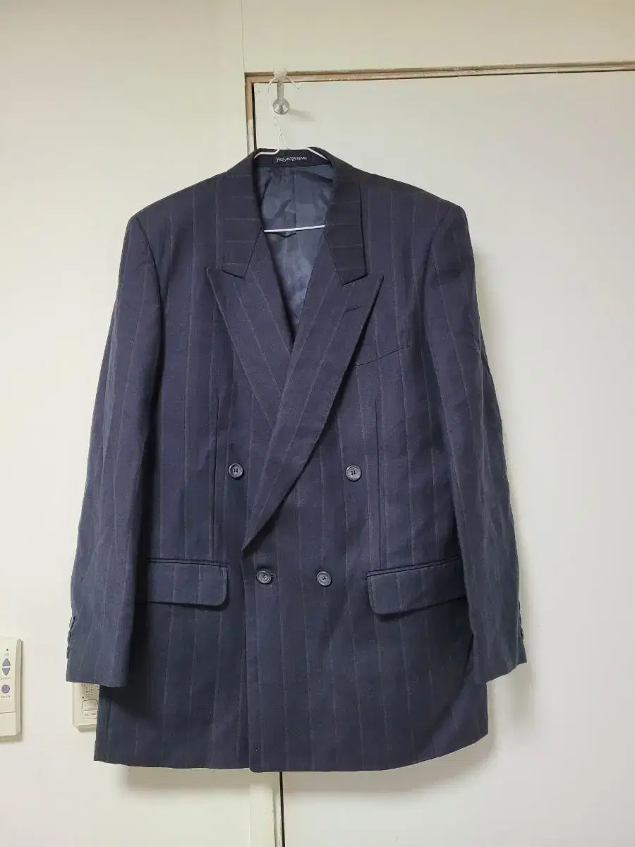 Yves Saint Laurent blazer . Suit jacket sell does momo 100% 175 keys .