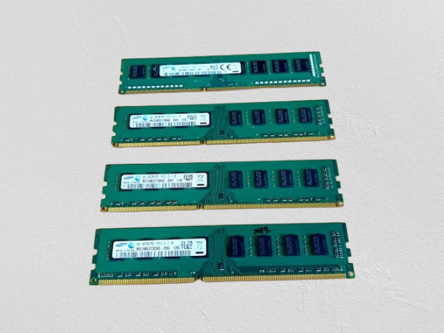 RAM(램) 4GB  (DDR 3 _) 마 구   골 라 가 세 욧