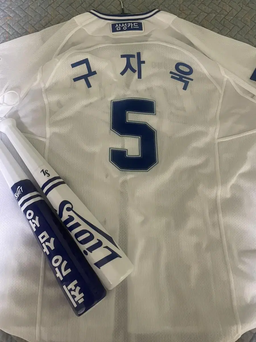 100-size Koo Ja-wook marking on Samsung Lions uniform