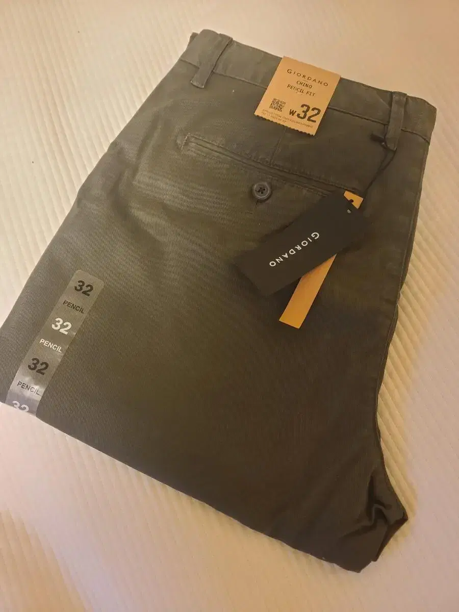 Giordano Pencil Fit Chino Khaki 32 sealed Unworn