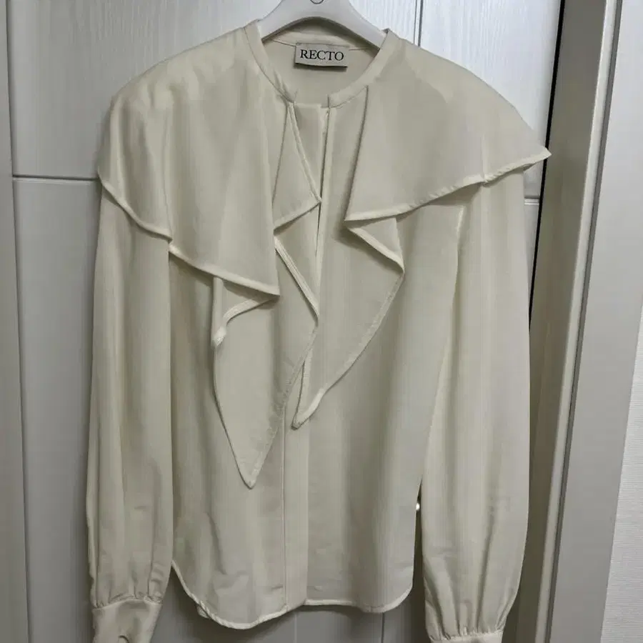 렉토 VALERI RUFFLED BLOUSE (IVORY)