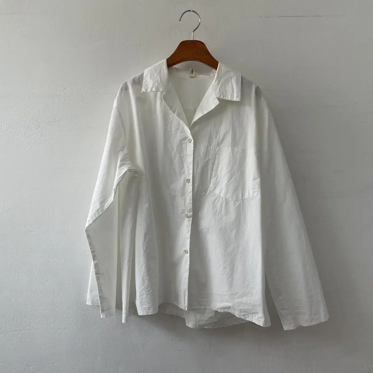 New product Cut-off loose-fit kara V-neck cotton shirt