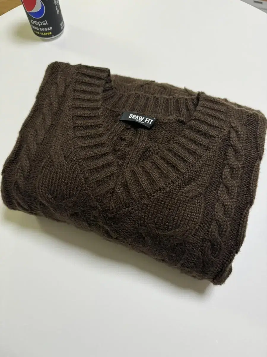 Cable V-Neck Hairy Knit Brown