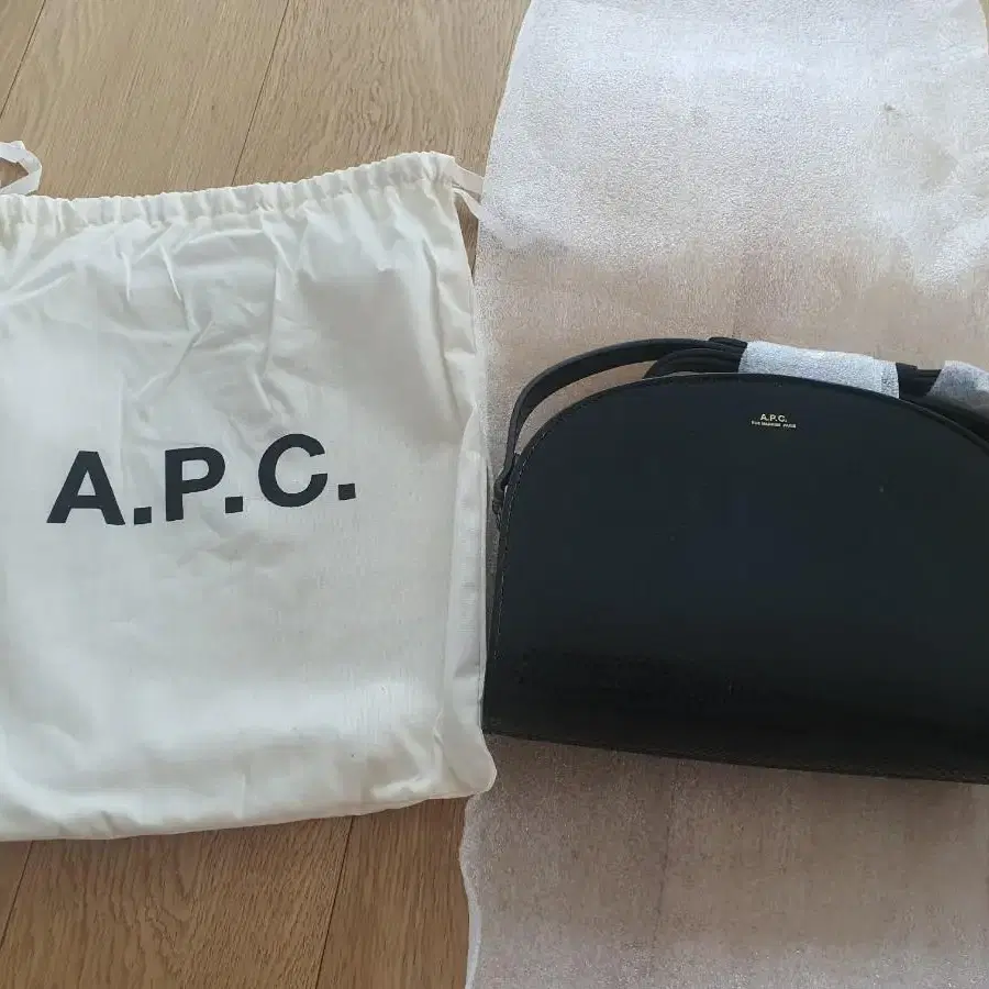 (새상품) 아페쎄 A.P.C. 하프문백 에나멜 블랙