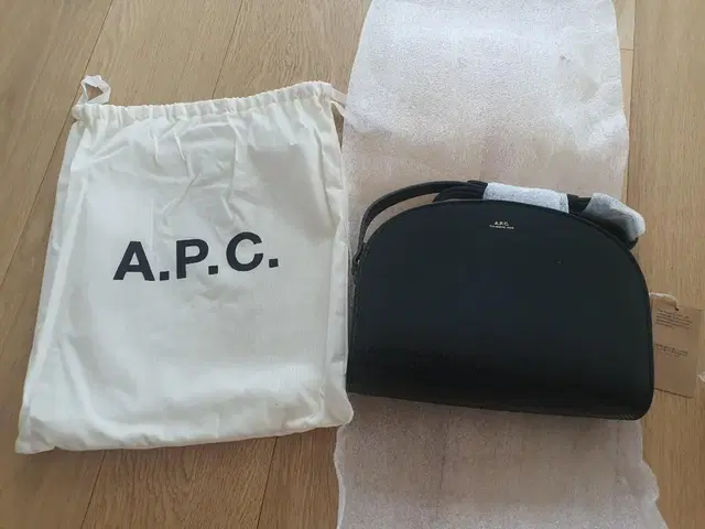 (새상품) 아페쎄 A.P.C. 하프문백 에나멜 블랙