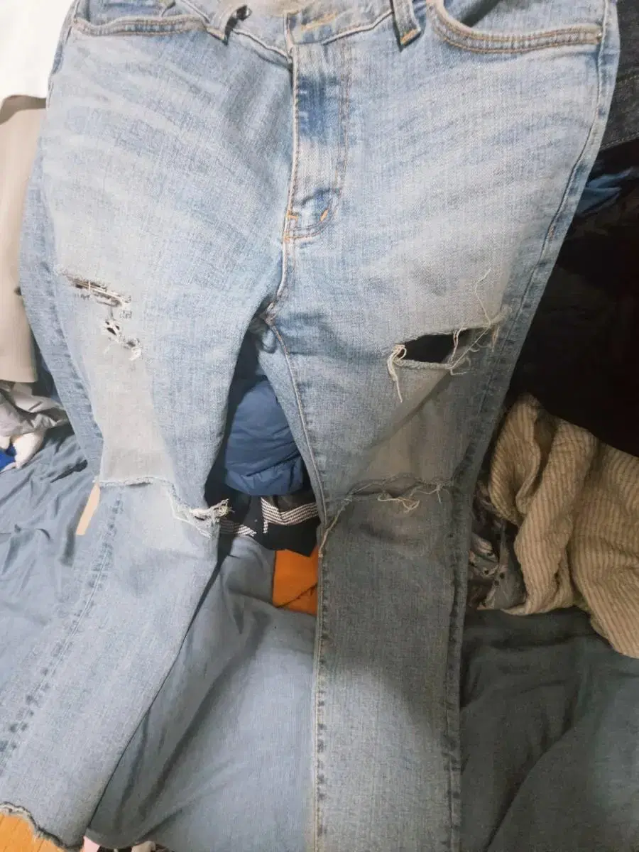 Gentleman's ripped cropped light blue jeans 31 inches wts cheap