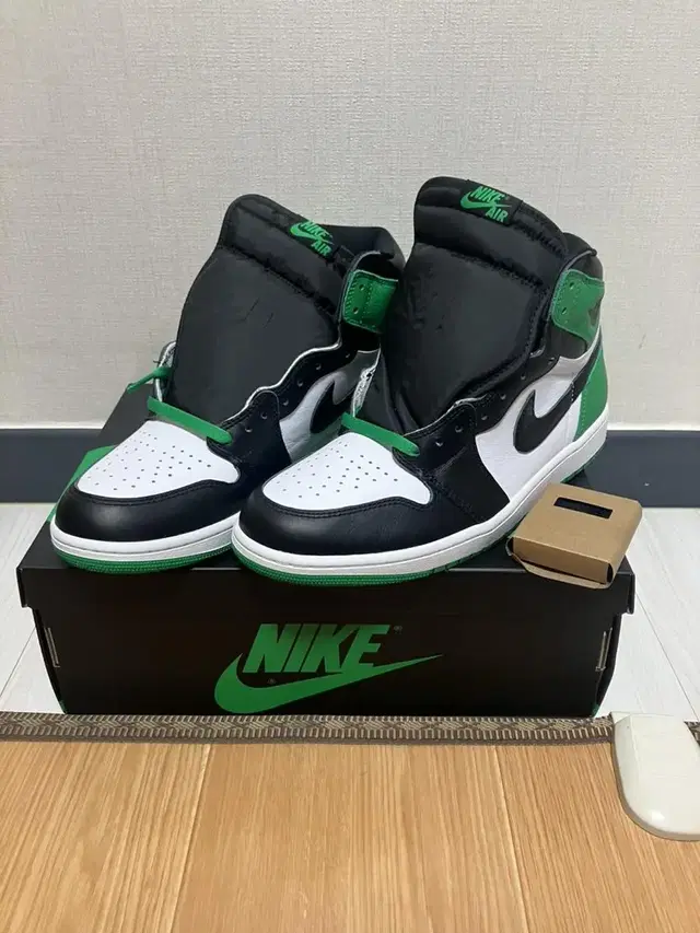 [295] 새상품 Jordan 1 High Lucky Green 팝니다