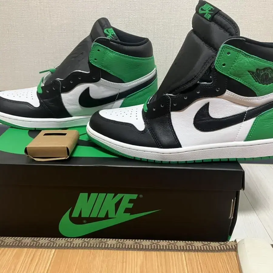 [295] 새상품 Jordan 1 High Lucky Green 팝니다