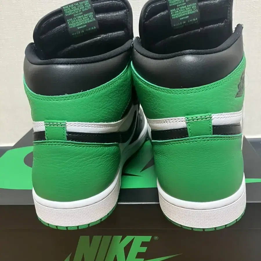 [295] 새상품 Jordan 1 High Lucky Green 팝니다