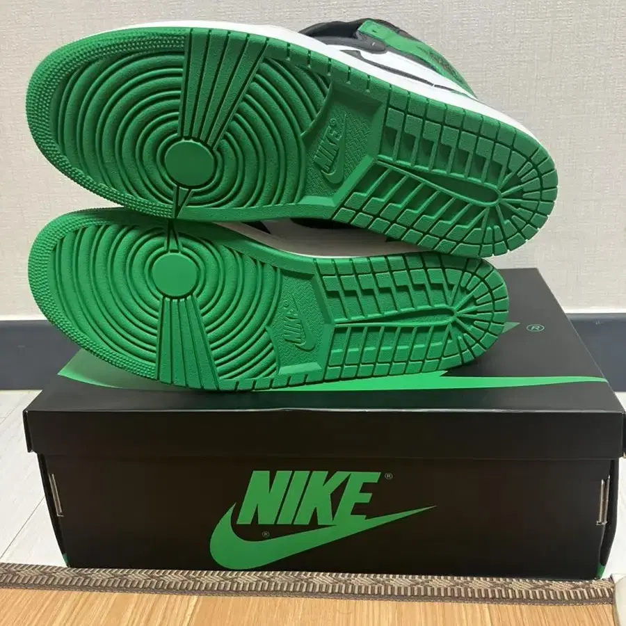 [295] 새상품 Jordan 1 High Lucky Green 팝니다