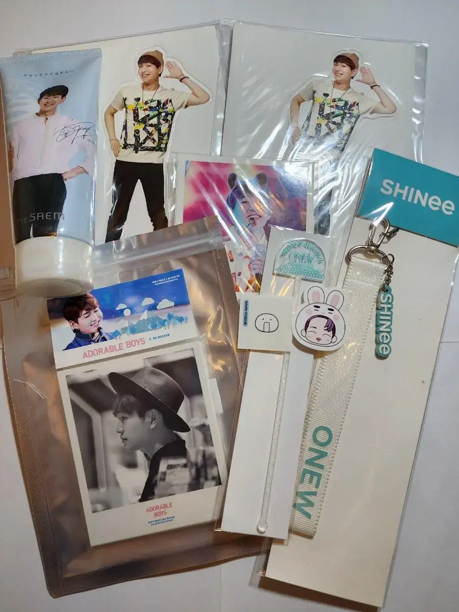 Shinee onew Sells merchandise bulk 