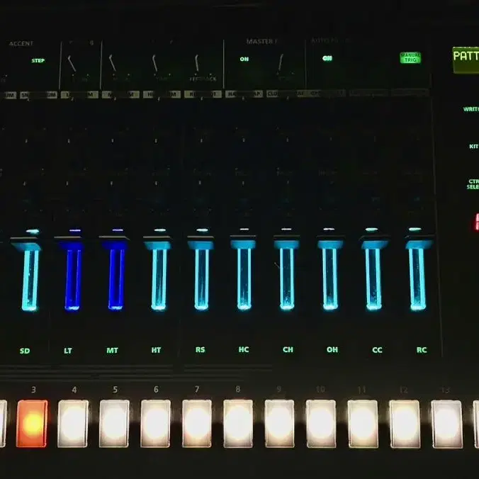 Roland TR-8S 드럼 머신 판매합니다