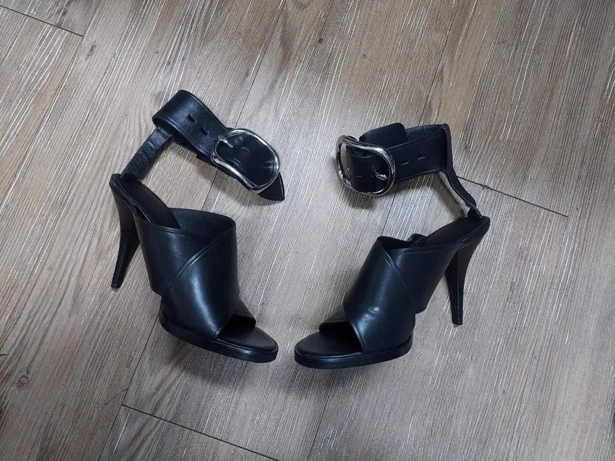 Luxury Alexander Wang Genuine Leather Black Strap Sandals with 37-inch heel