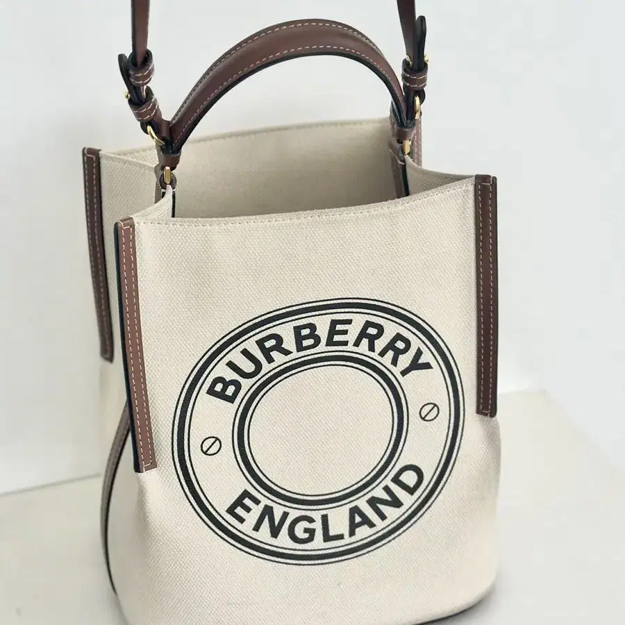 [정품] BURBERRY 버버리 페기 버킷 토트숄더