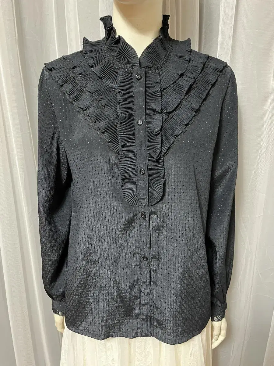 Romantic blouse with frill lace