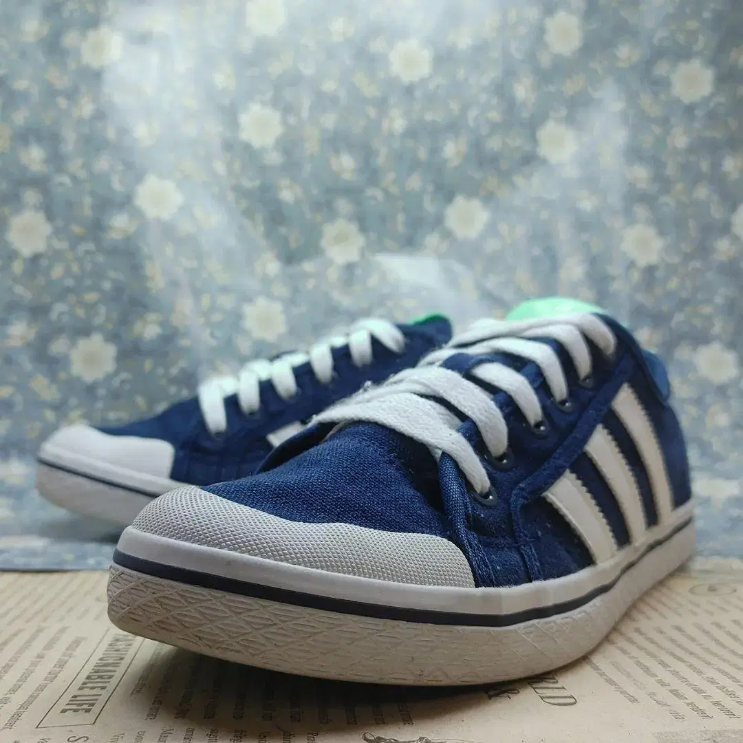 Adidas Honeyrow Sneakers250.