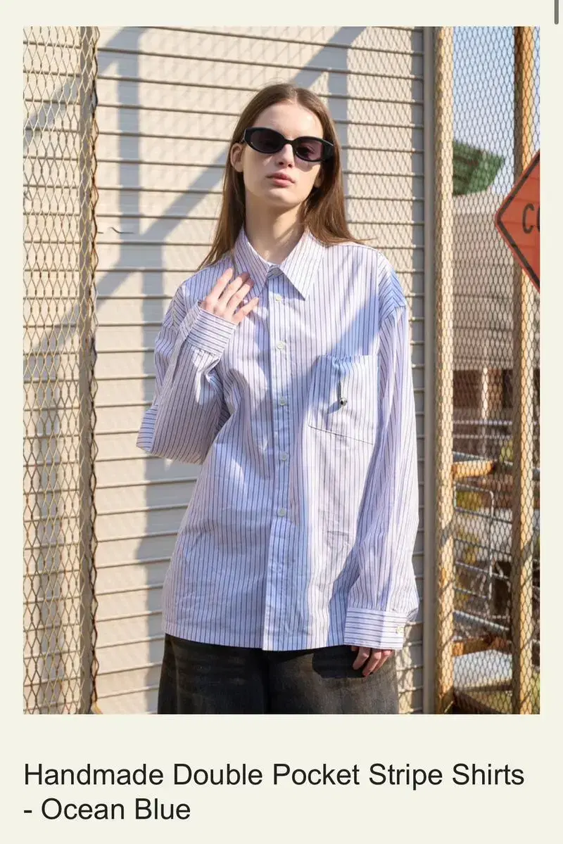 1) Waviness double-pocket striped shirt in ocean blue.