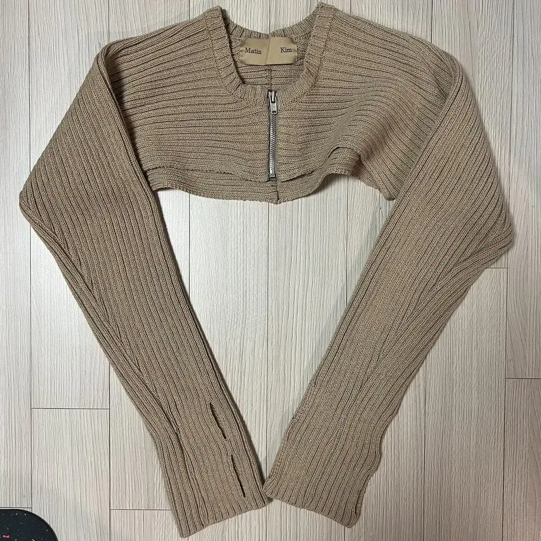 마뗑킴 FINGER HOLE KNIT BOLERO IN BEIGE