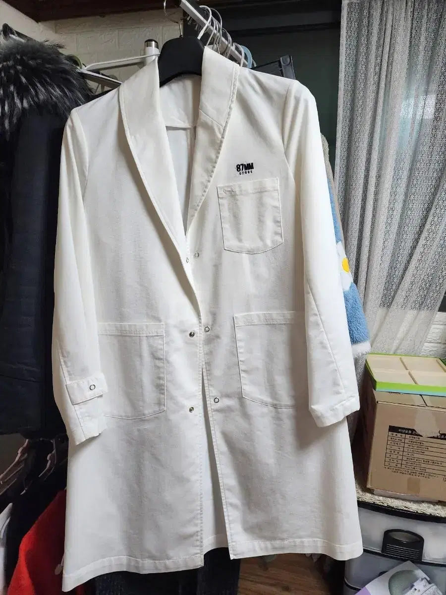 Shinee jonghyun White jacket worn at a fansigning during her time as a props girl.