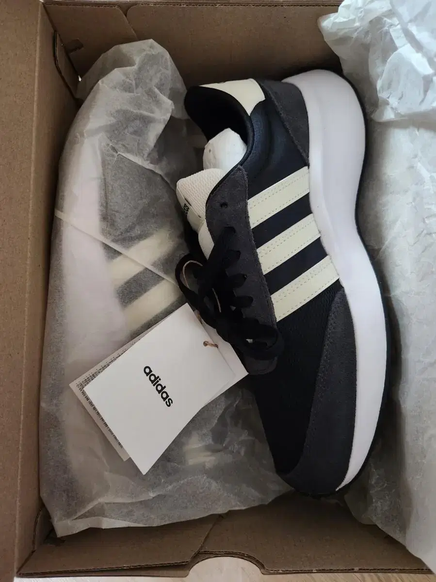 (New Product) Adidas 240