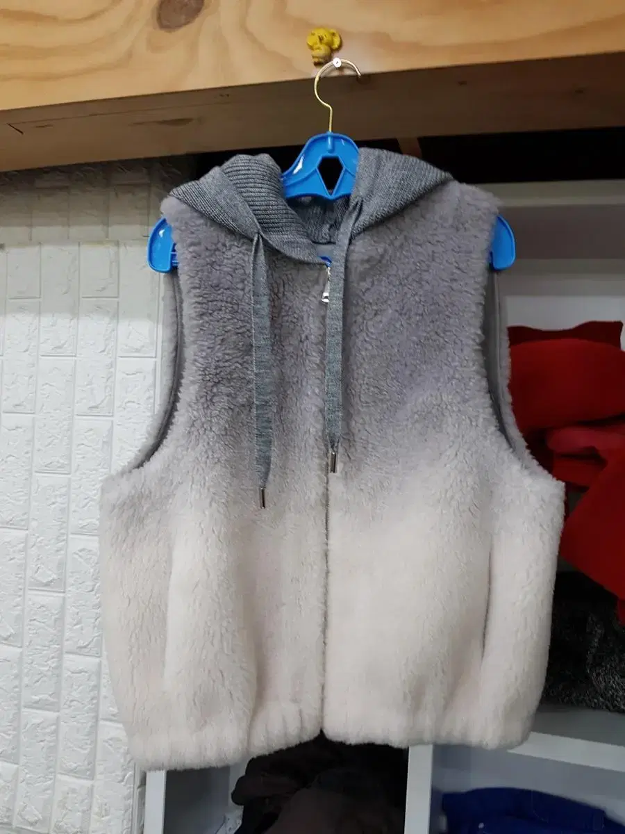 Cityscape Fur Vest Zip Up 85