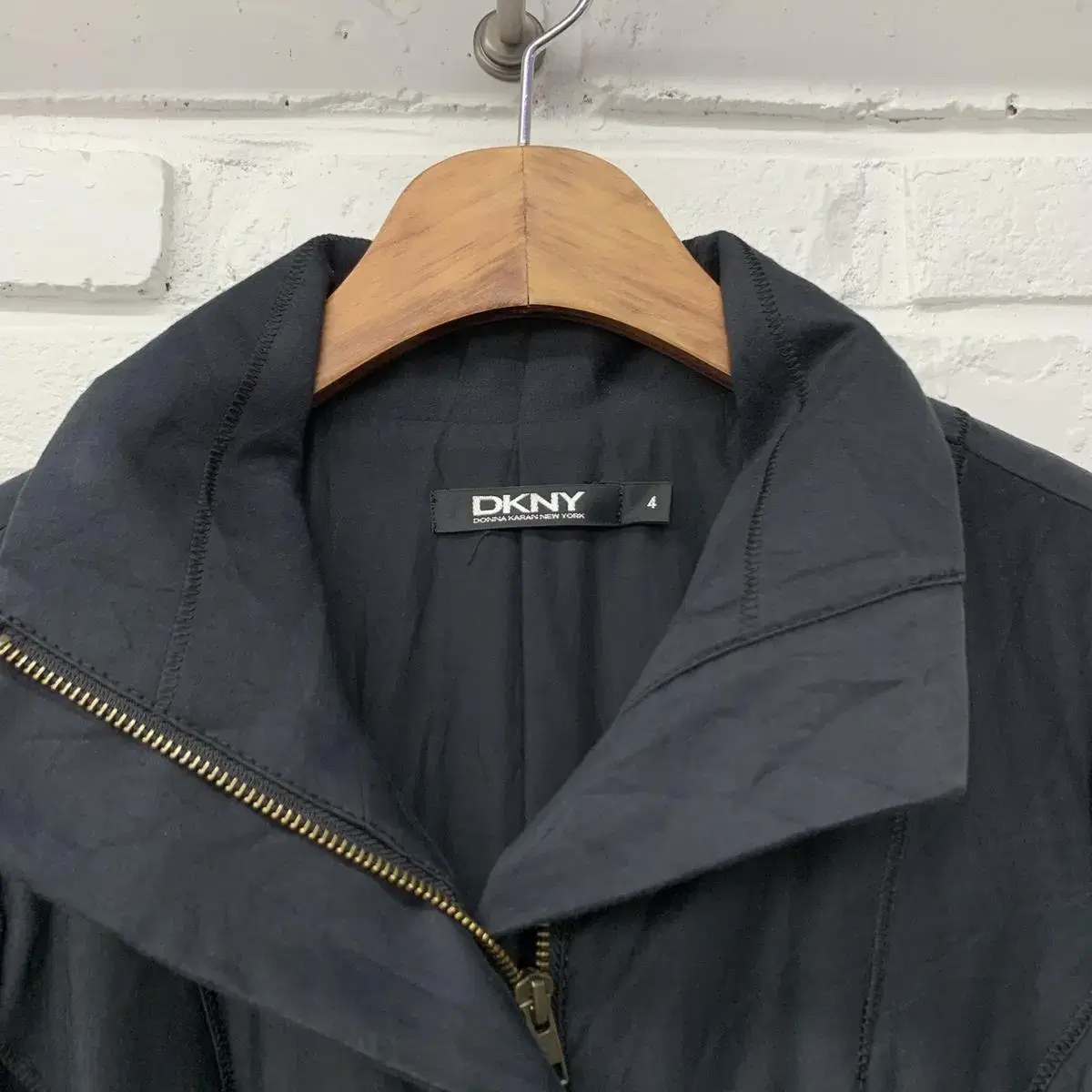 DKNY 크롭 플리츠 블랙 자켓