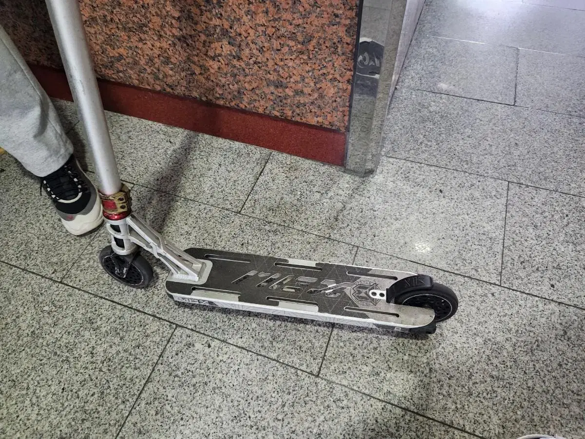 Stunt scooter stand