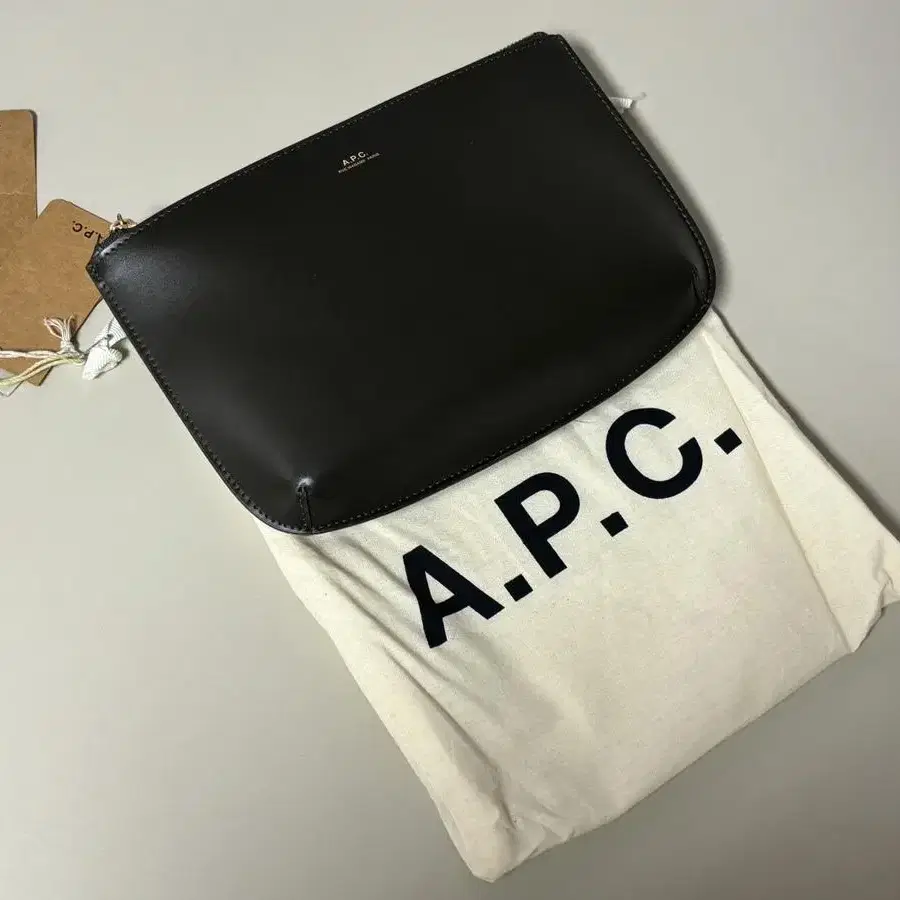 <반택포> APC 아페쎄 사라 파우치 카키