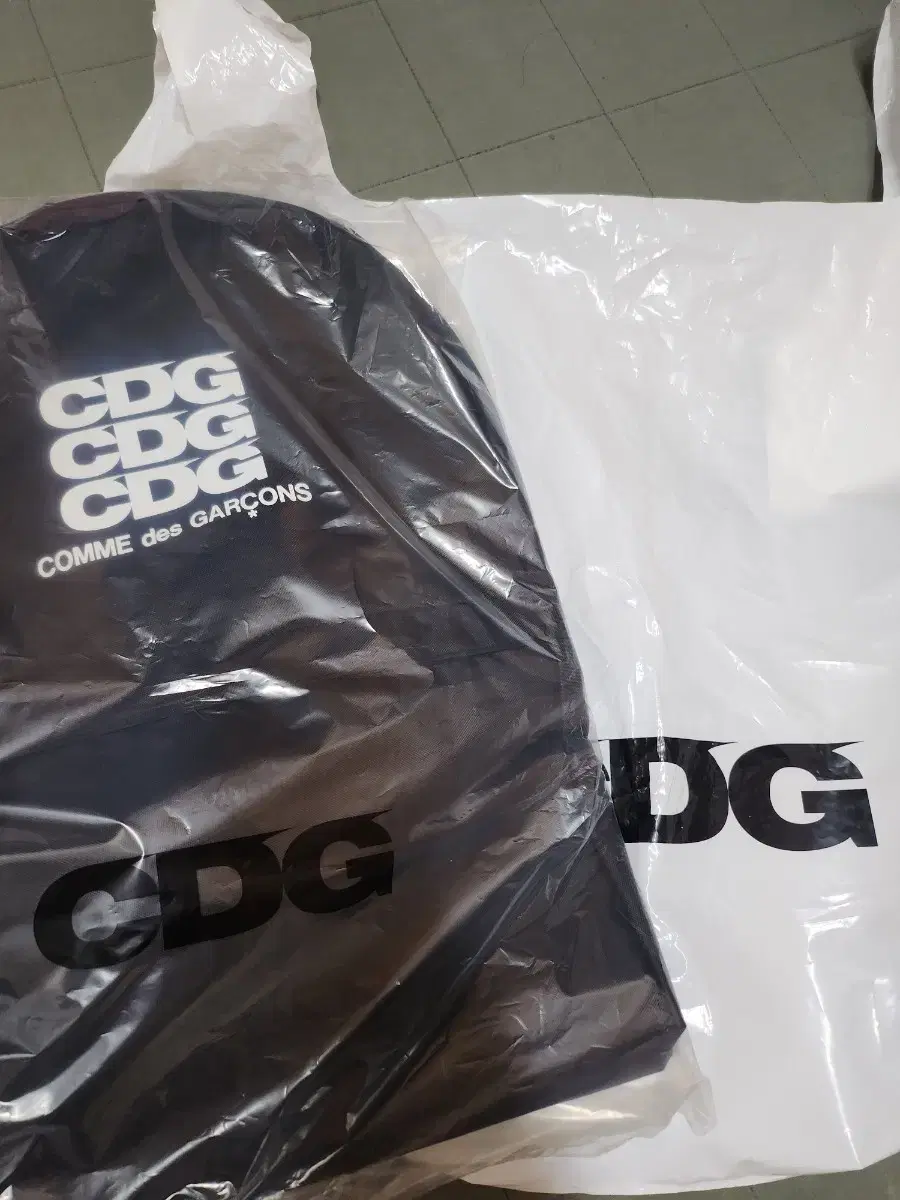 cdg 백팩 새제품 + 쇼핑백