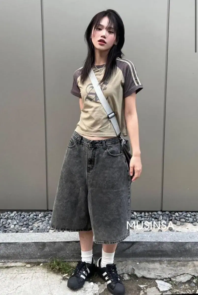 aeae Aeae Gothic Logo Crop T-shirt [OLIVE]