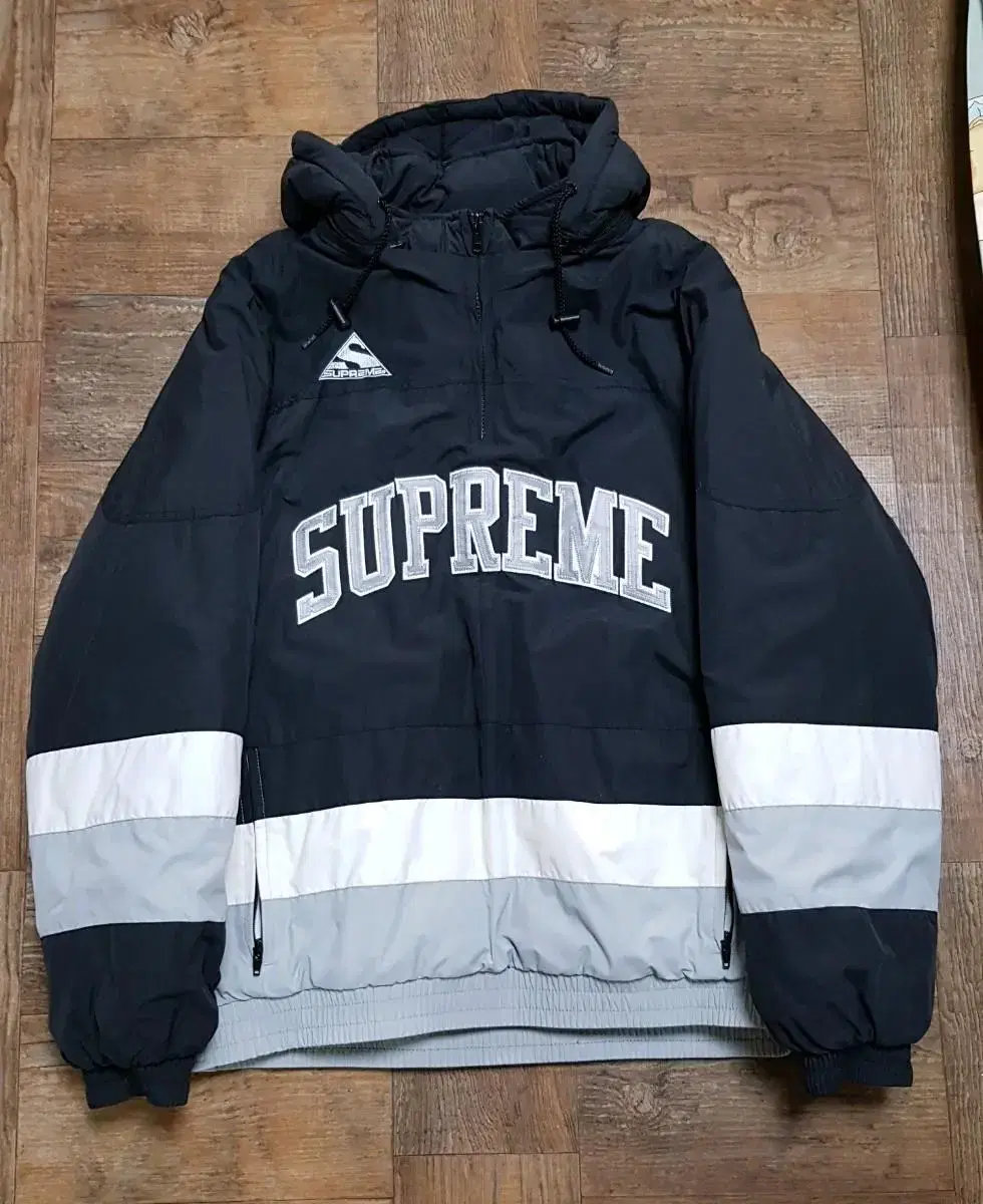 Supreme 17FW Puppy Hockey Pullover