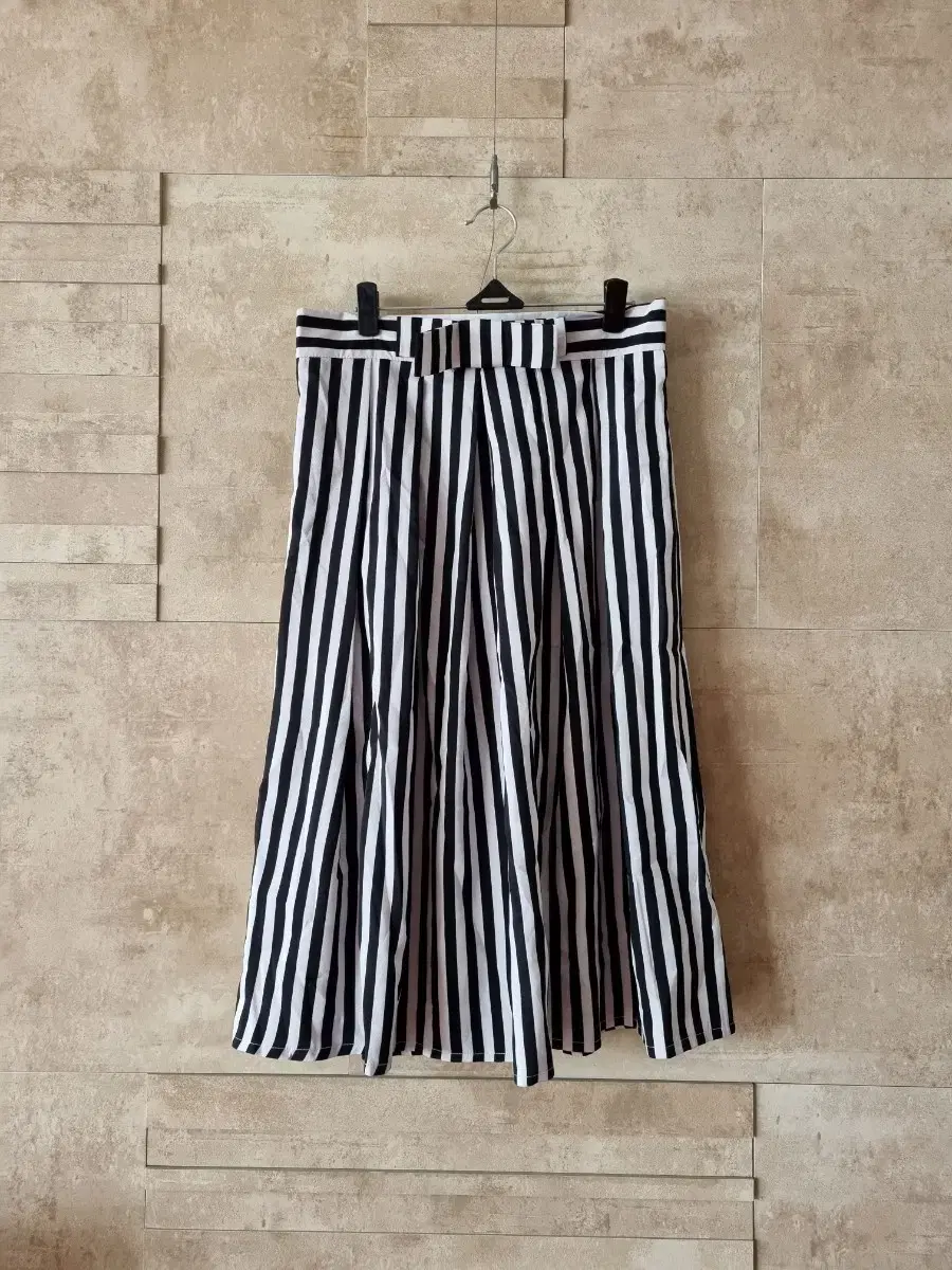 Striped pleated skirt