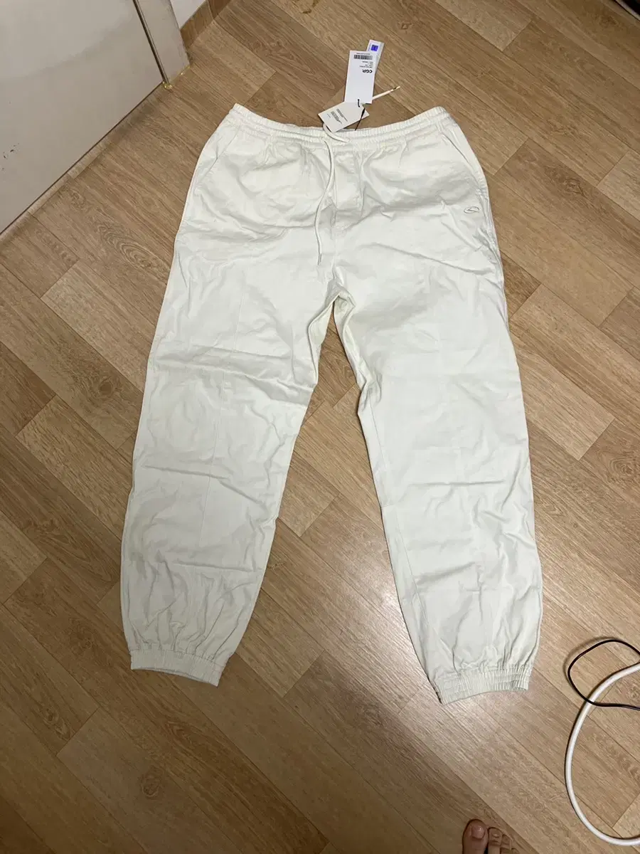 Wide Jogger White RRP $50.00 per pair