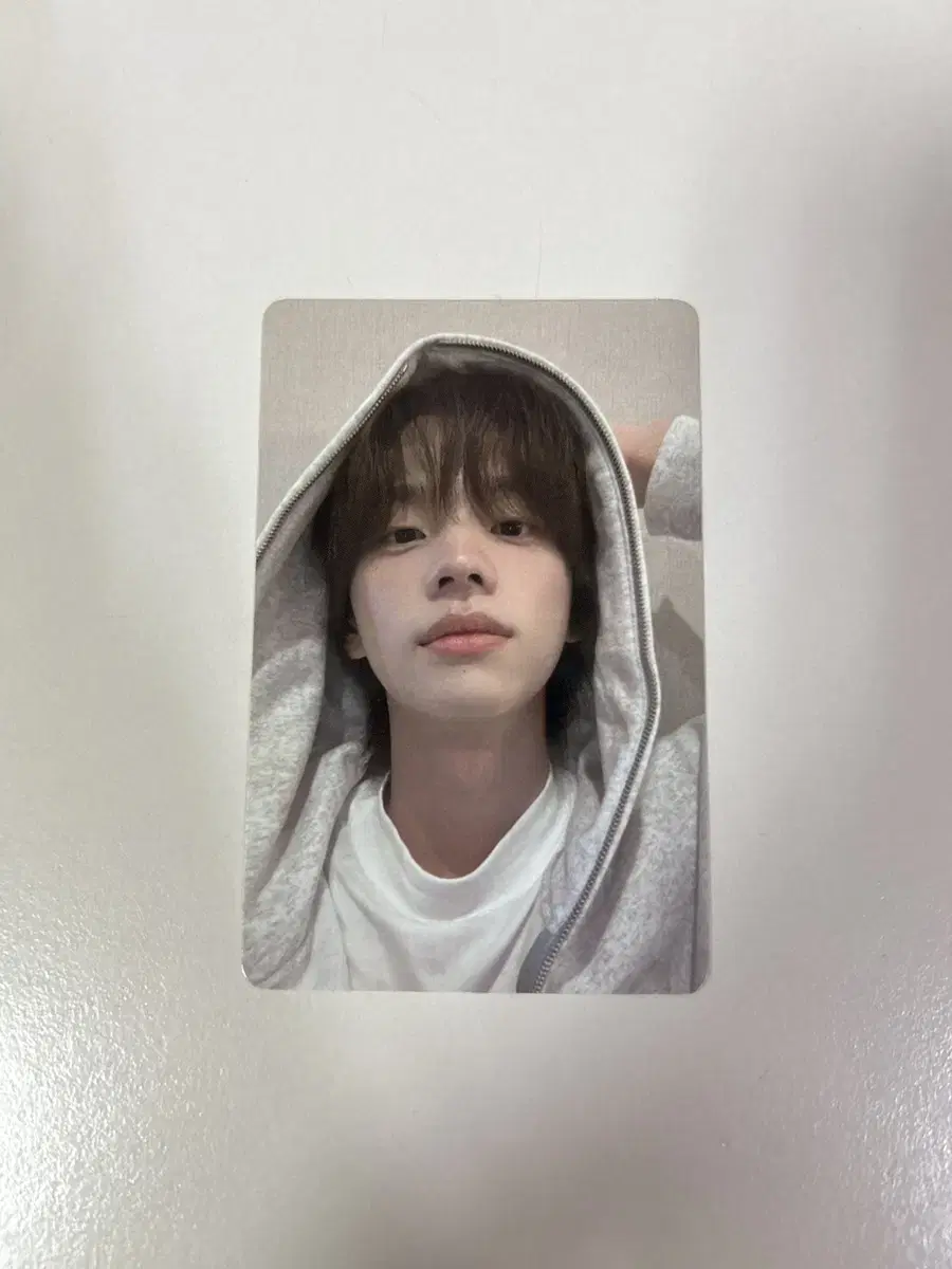 Tours Shinyu Hooded Photocard