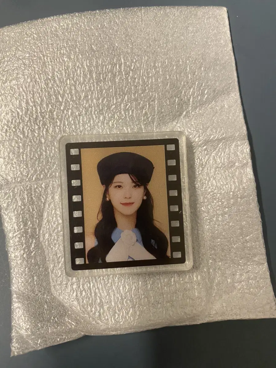 Fromis 9 concert magnet ld