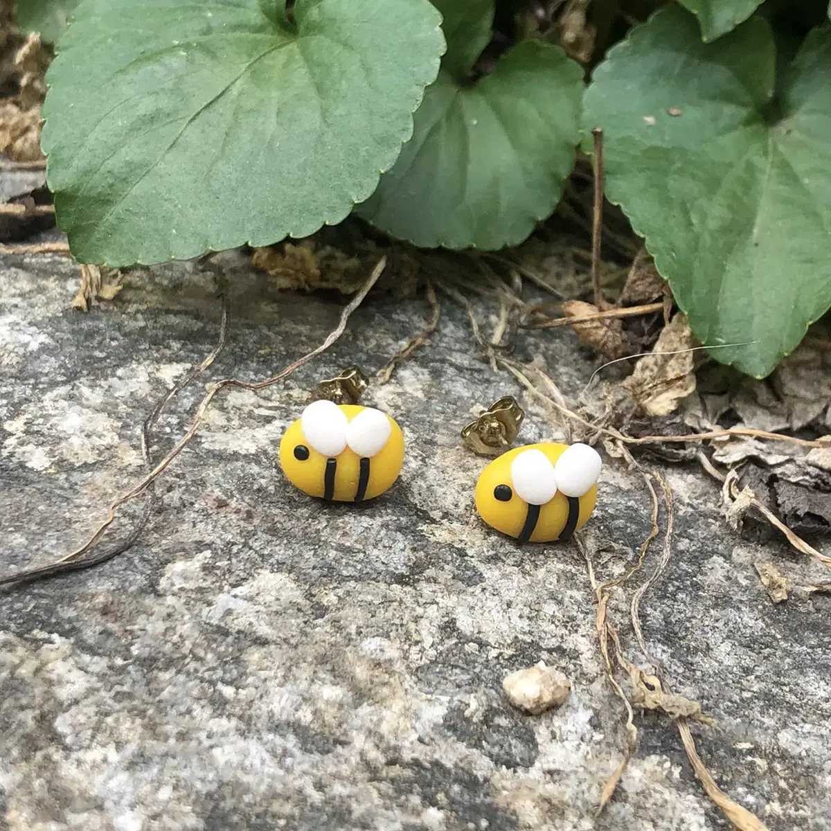 Vintage mini honeybee earring