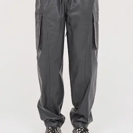 마뗑킴 COATING CARGO PANTS IN BLACK