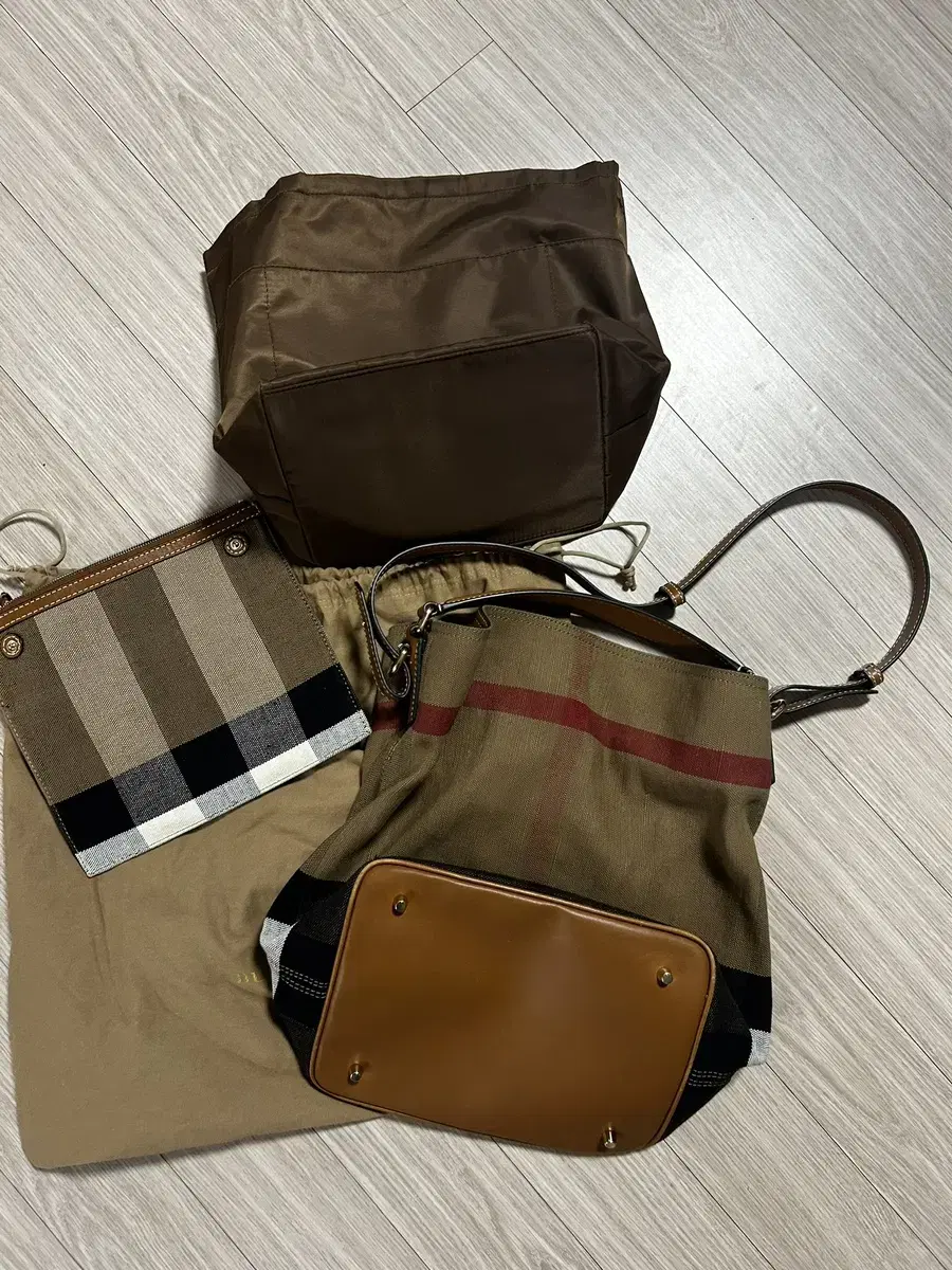 Burberry Hobo Bag Medium