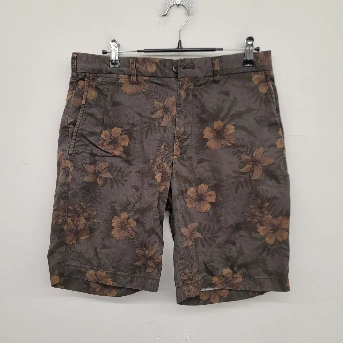 [SIZE 28] Uniqlo floral half pants for sale.