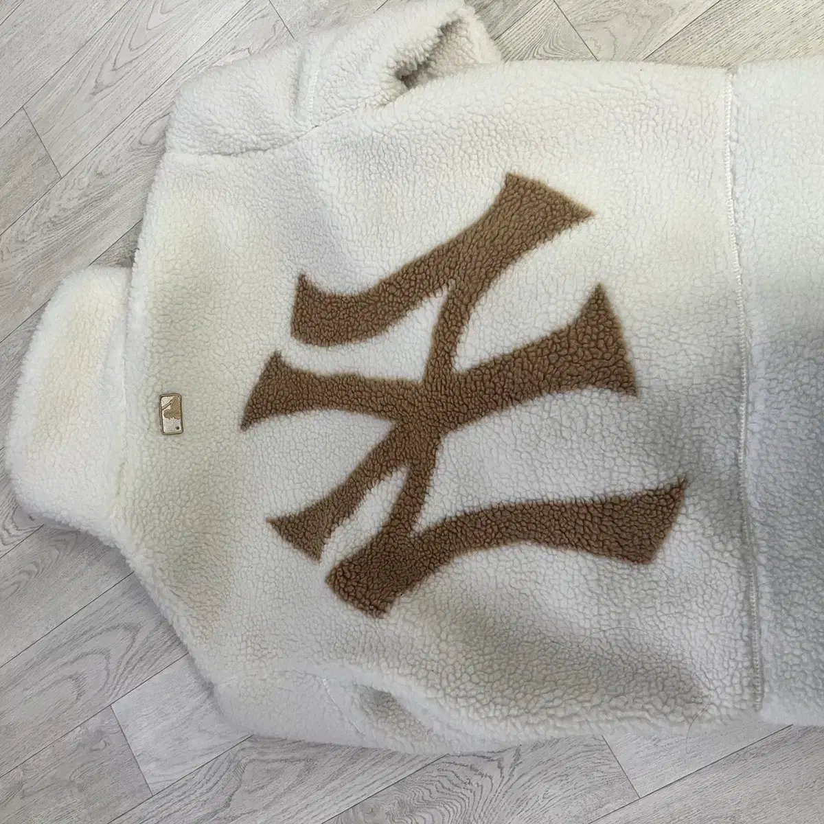 MLB 베이직 메가로고 스탠드넥 후리스 점퍼 NY (Cream)