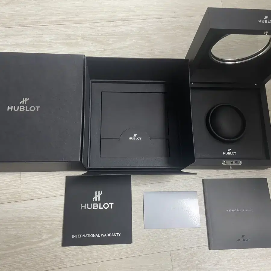 위블로 hublot 클래식퓨전 티타늄 레이싱그레이 42mm 팝니다